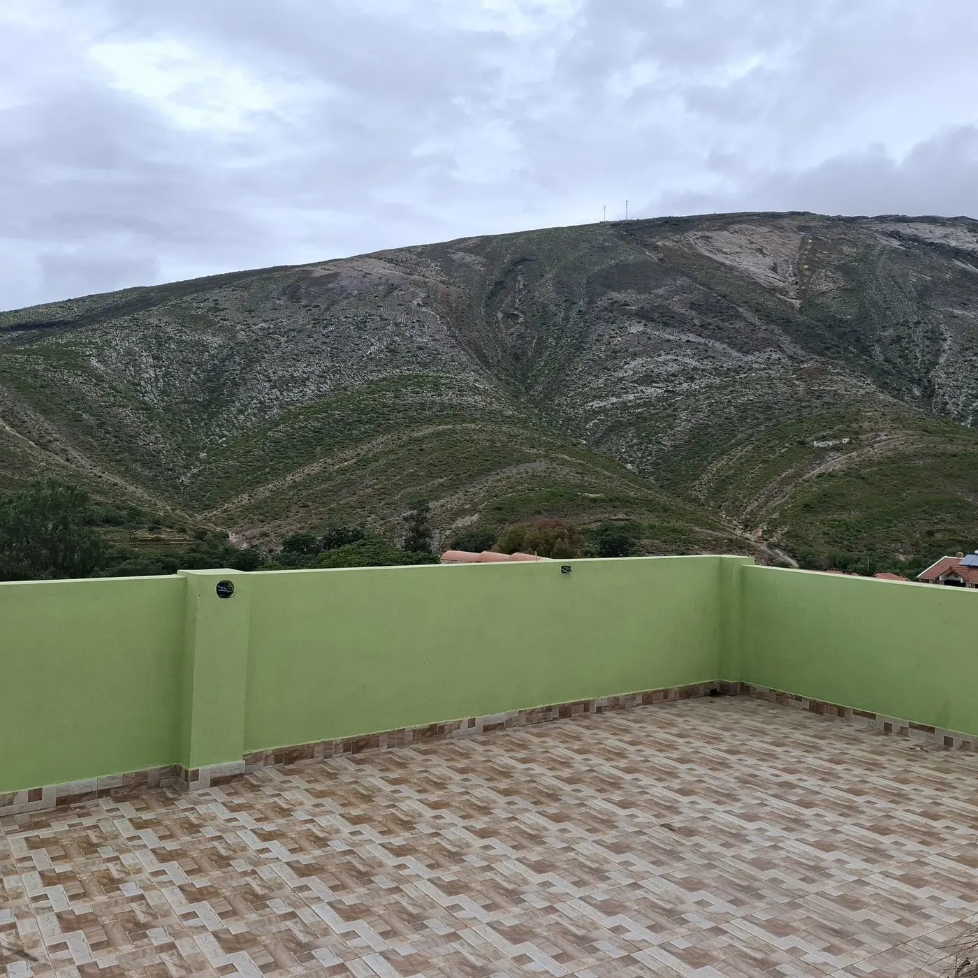 Terraza del hostal con vista a los cerros de Torotoro
